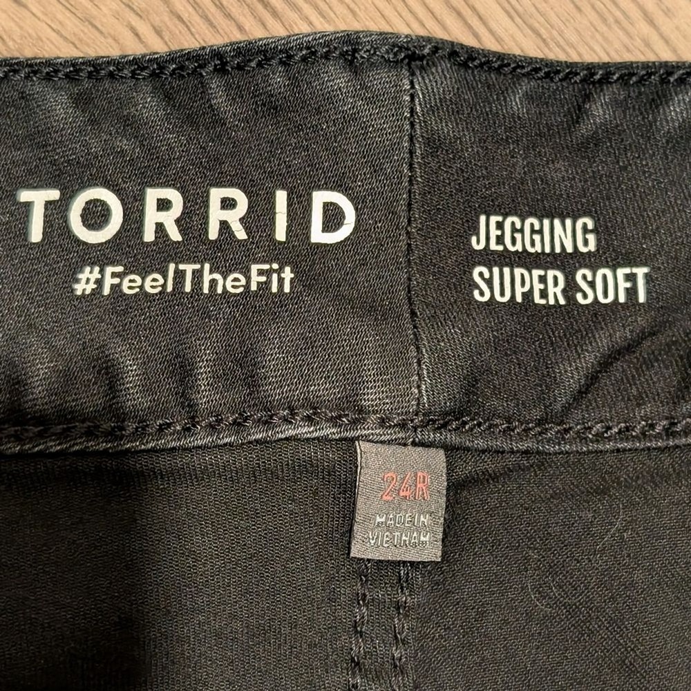 Torrid Jeans Plus 24 3X Black Jegging Skinny Leg Denim Pants Stretchy Super Soft - Picture 2 of 4